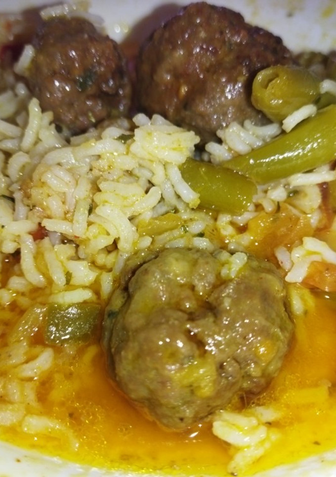 Una foto de Albóndigas en salsa con arroz basmati