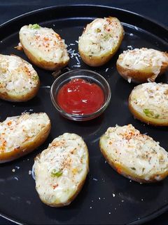 चीजी स्टफ्ड पोटैटो (cheesy stuff potato recipe in Hindi) रेसिपी मुख्य फोटो