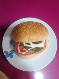 Una foto de Hamburguesa de espinacas y patatas