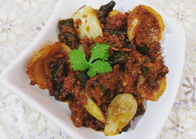 How to Prepare Quick Bhindi Do Pyaza