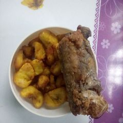 A picture of Fried plantain and fish.