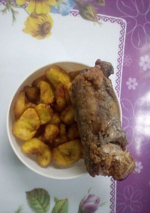 A picture of Fried plantain and fish.