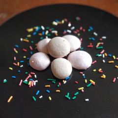 A picture of Button Macaroons.