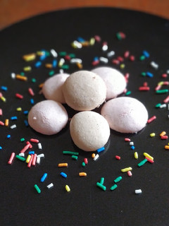 A picture of Button Macaroons.