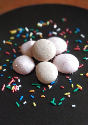 A picture of Button Macaroons.