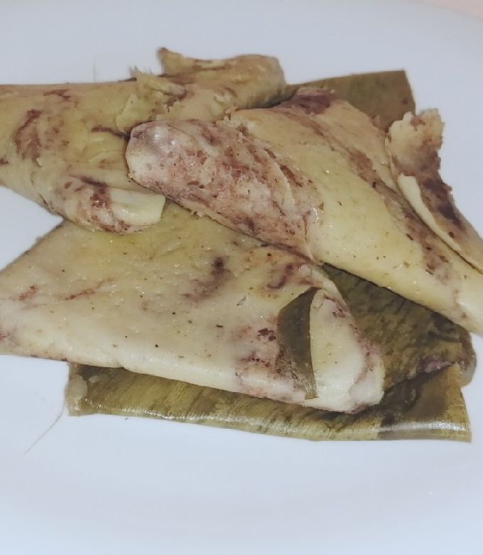 Una foto de Tamalitos de frijol (siete cueros) y pozol (bebida)