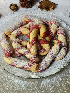 Una foto de 🍬🎅🏻 Candy cane cookies 🍬 Galletitas de manteca navideñas bicolor 🎅🏻🍬