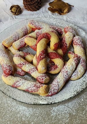 Una foto de 🍬🎅🏻 Candy cane cookies 🍬 Galletitas de manteca navideñas bicolor 🎅🏻🍬