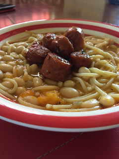 Una foto de Ricos porotos con longanizas
