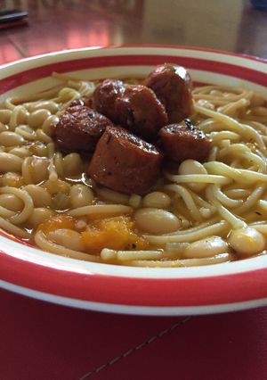 Una foto de Ricos porotos con longanizas