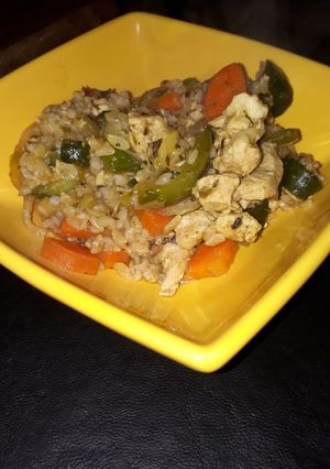 Una foto de Wok de vegetales, pollo y arroz yamaní