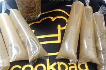 Langkah Mudah untuk Menyiapkan Es lilin kacang ijo, Enak Banget