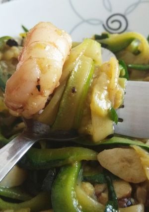 Foto principal de Tallarines de Calabacín con Gambones al ajillo
