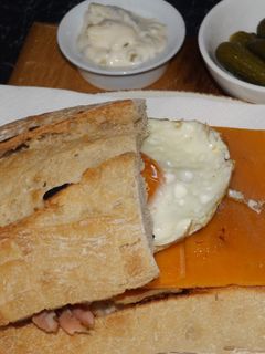 Una foto de Bocadillo de carne con queso cheddar y huevo la plancha