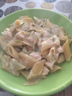 Una foto de Fideos con salsa de pollo y verdeo