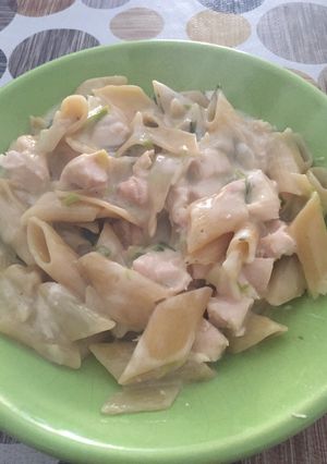 Una foto de Fideos con salsa de pollo y verdeo