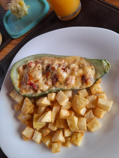 Una foto de Zapallitos italianos rellenos con pollo y acelga a la crema