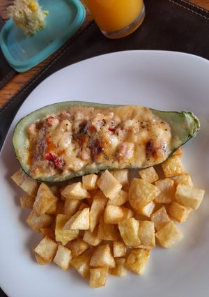 Una foto de Zapallitos italianos rellenos con pollo y acelga a la crema