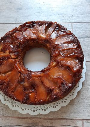 Una foto de Torta invertida de manzanas 🍏 y nueces, con queso crema
