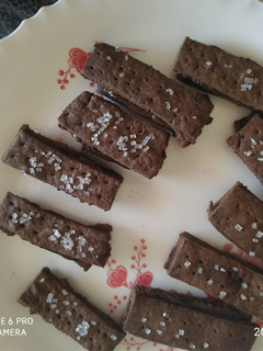 બોર્ન બોન બિસ્કીટ(Bourbon biscuits recipe in Gujarati) રેસીપી મુખ્ય ફોટો