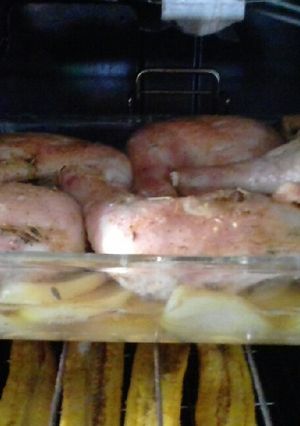 Una foto de Pollo al horno con papas