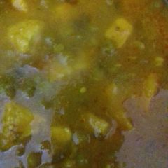 A picture of Matar paneer.