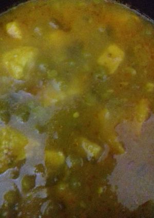 A picture of Matar paneer.