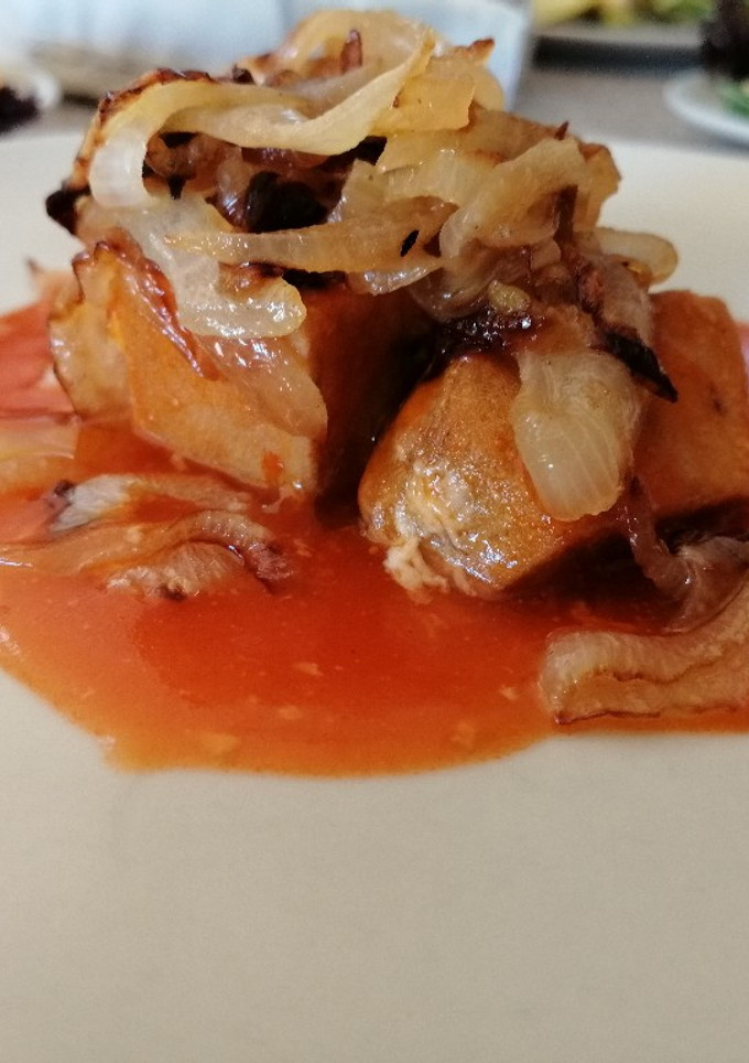 Una foto de Atún encebollado con salsa agridulce