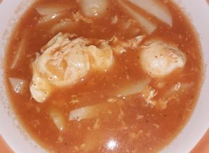 Una foto de Sopa de papa con huevo, sin grasa!