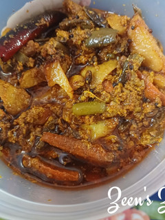 A picture of Hyderabadi Tarkari ka Achar/Vegetable Pickle with Raw Tamarind.