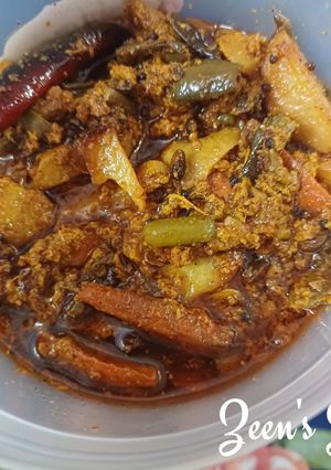 A picture of Hyderabadi Tarkari ka Achar/Vegetable Pickle with Raw Tamarind.