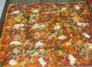 Une photo de Pizza 🍕 carré Algérienne 🇩🇿 😋À la semoule