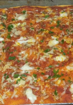 Une photo de Pizza 🍕 carré Algérienne 🇩🇿 😋À la semoule