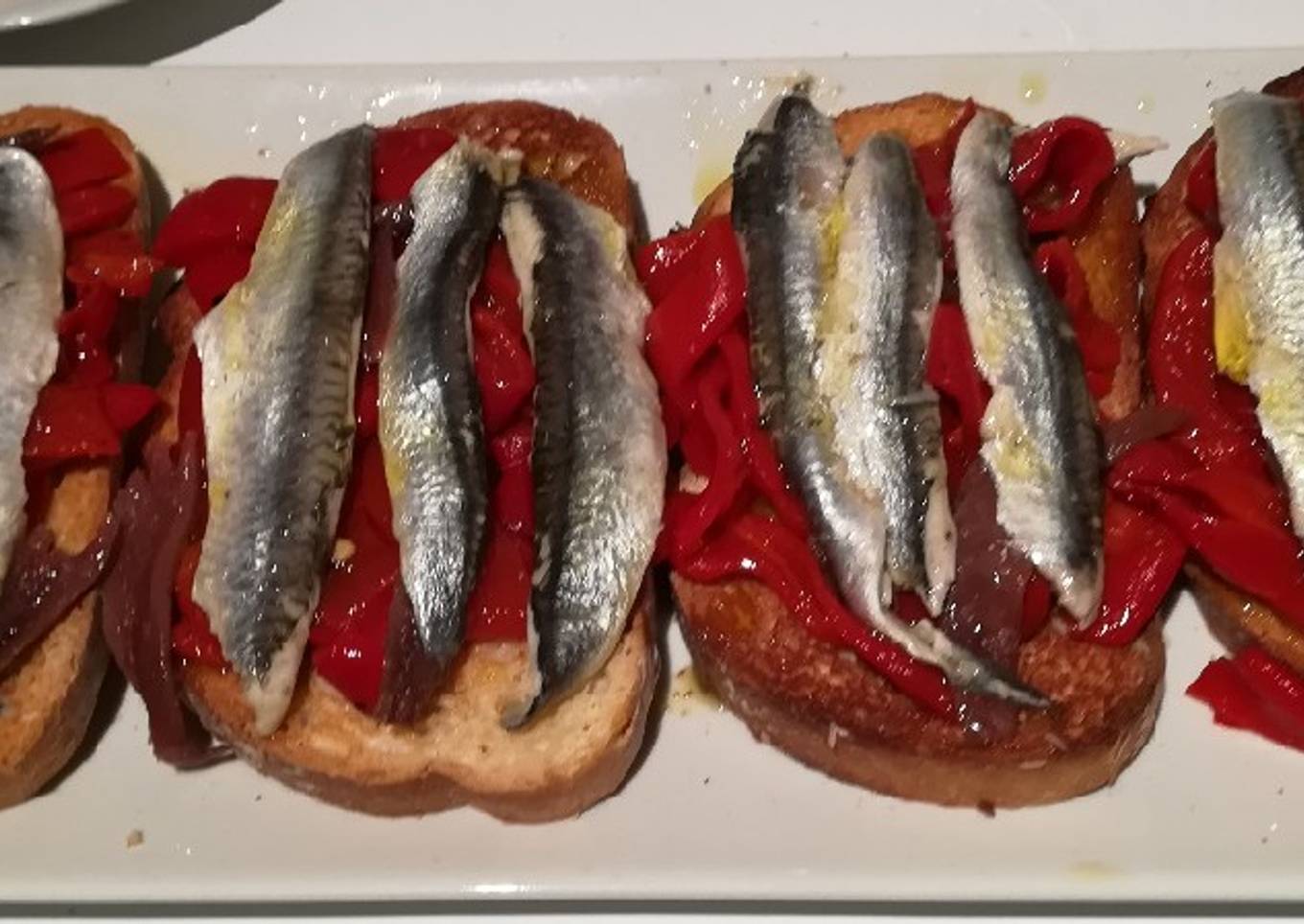 Tostas de pimientos rojos y boquerones en vinagre