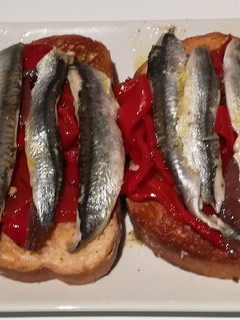 Una foto de Tostas de pimientos rojos y boquerones en vinagre