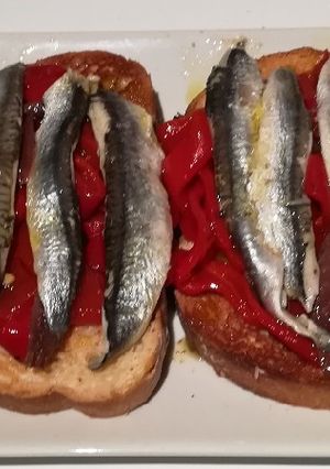 Foto principal de Tostas de pimientos rojos y boquerones en vinagre