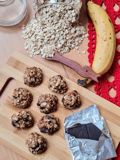Una foto de Cookies saludables de avena, banana y chocolate 🥣 🍌 🍫