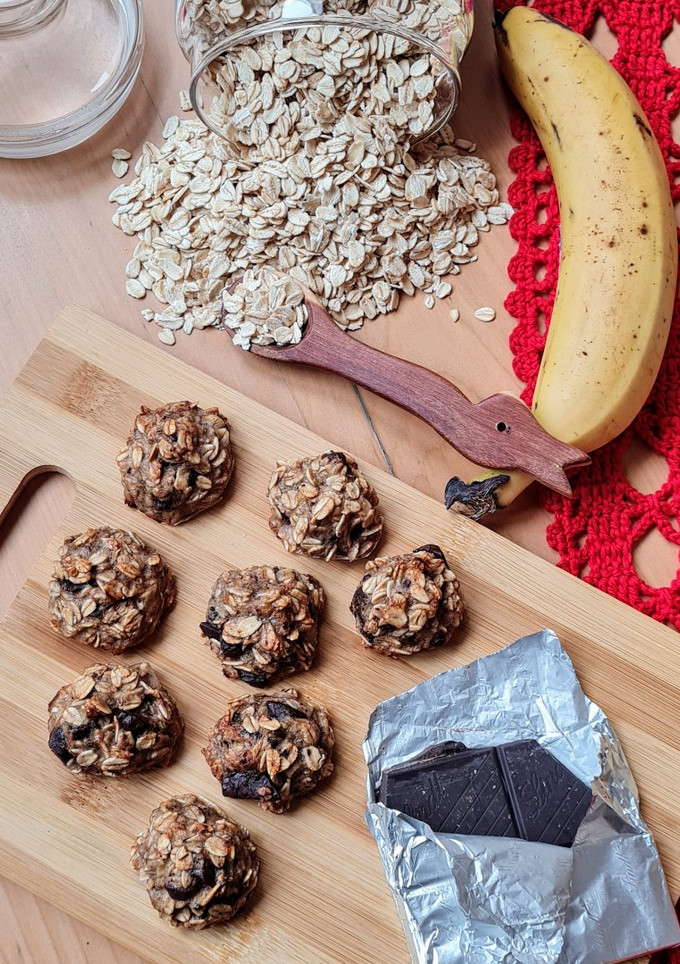 Una foto de Cookies saludables de avena, banana y chocolate 🥣 🍌 🍫