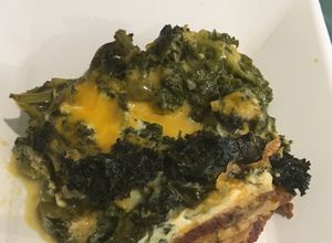 Una foto de Pastelón de plátanos machos maduros-col rizada-hab tiernas