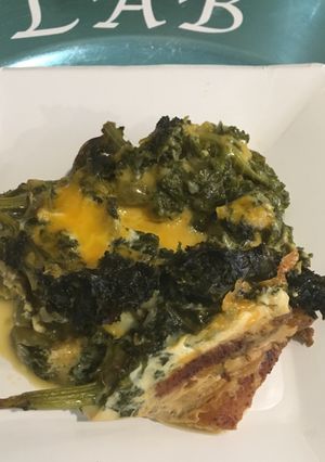Una foto de Pastelón de plátanos machos maduros-col rizada-hab tiernas