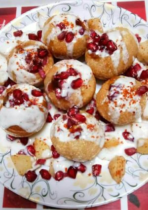 A picture of Dahi poori.