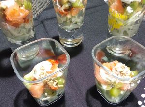 Une photo de Verrines concombre saumon kiwi