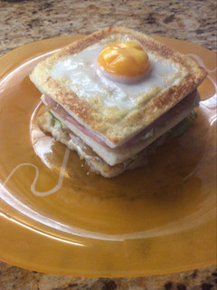Una foto de Sándwich de pollo y aguacate