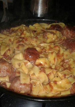 Una foto de Pappardelles azafranados con albóndigas de cordero