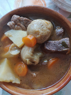 Una foto de Potaje de carne con patatas y alcachofas