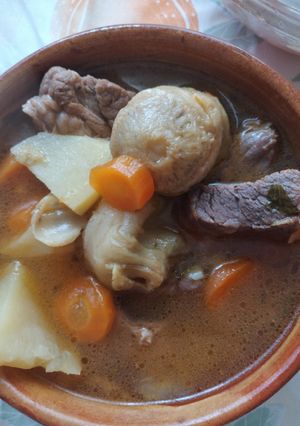 Una foto de Potaje de carne con patatas y alcachofas