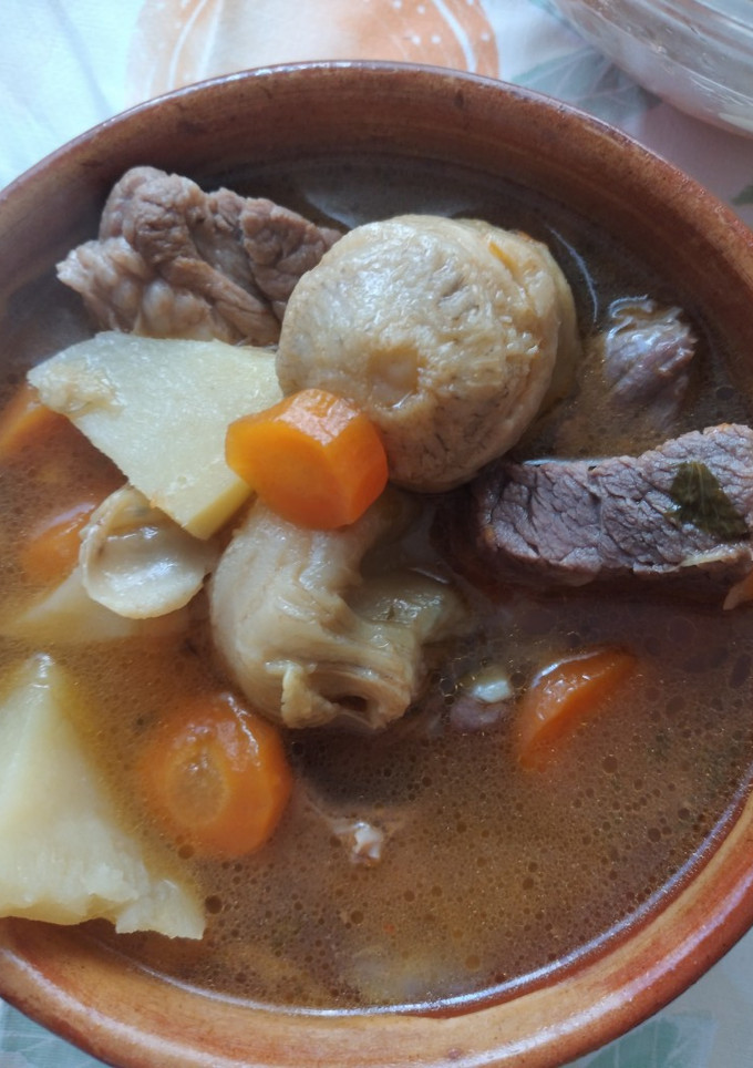 Una foto de Potaje de carne con patatas y alcachofas