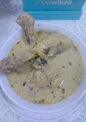 A picture of Chicken shahi white korma.