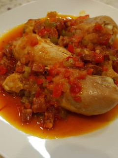 Una foto de Jamoncitos de pollo en salsa con un toque de chorizo