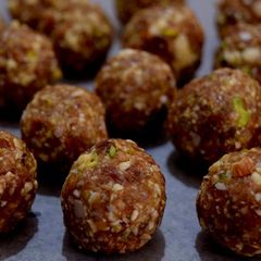 A picture of No Bake Protein Balls.